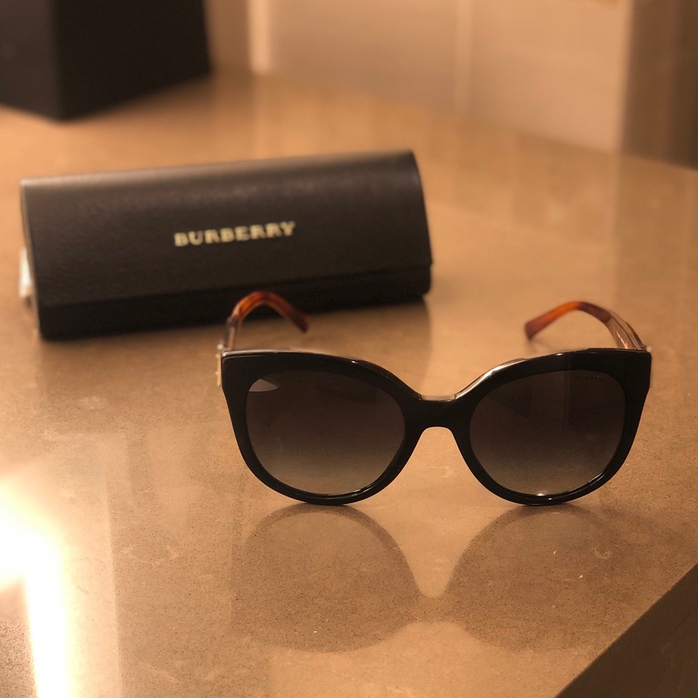 Burberry Sunglasses w/ Hard Case - Picture 2 of 8